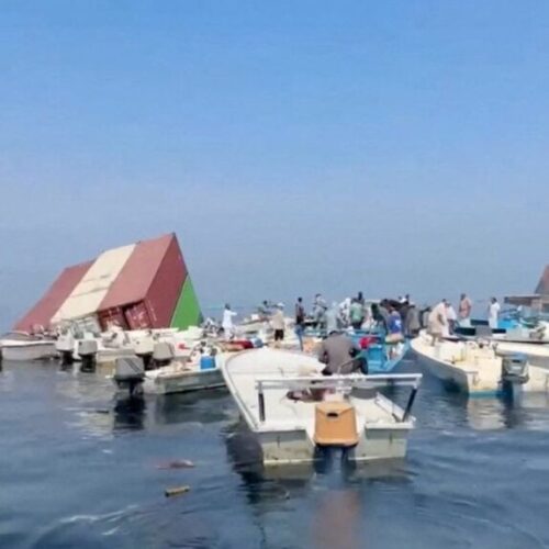 Kapal Kargo Singapura Tenggelam di Selat Hormuz, Ribuan Kontainer Hanyut 1