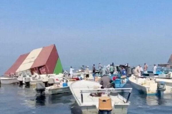 Kapal Kargo Singapura Tenggelam di Selat Hormuz, Ribuan Kontainer Hanyut 1