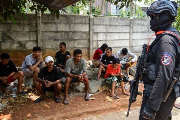 Petugas Gabungan Gerebek Kampung Ambon, Sejumlah Warga Diamankan 6